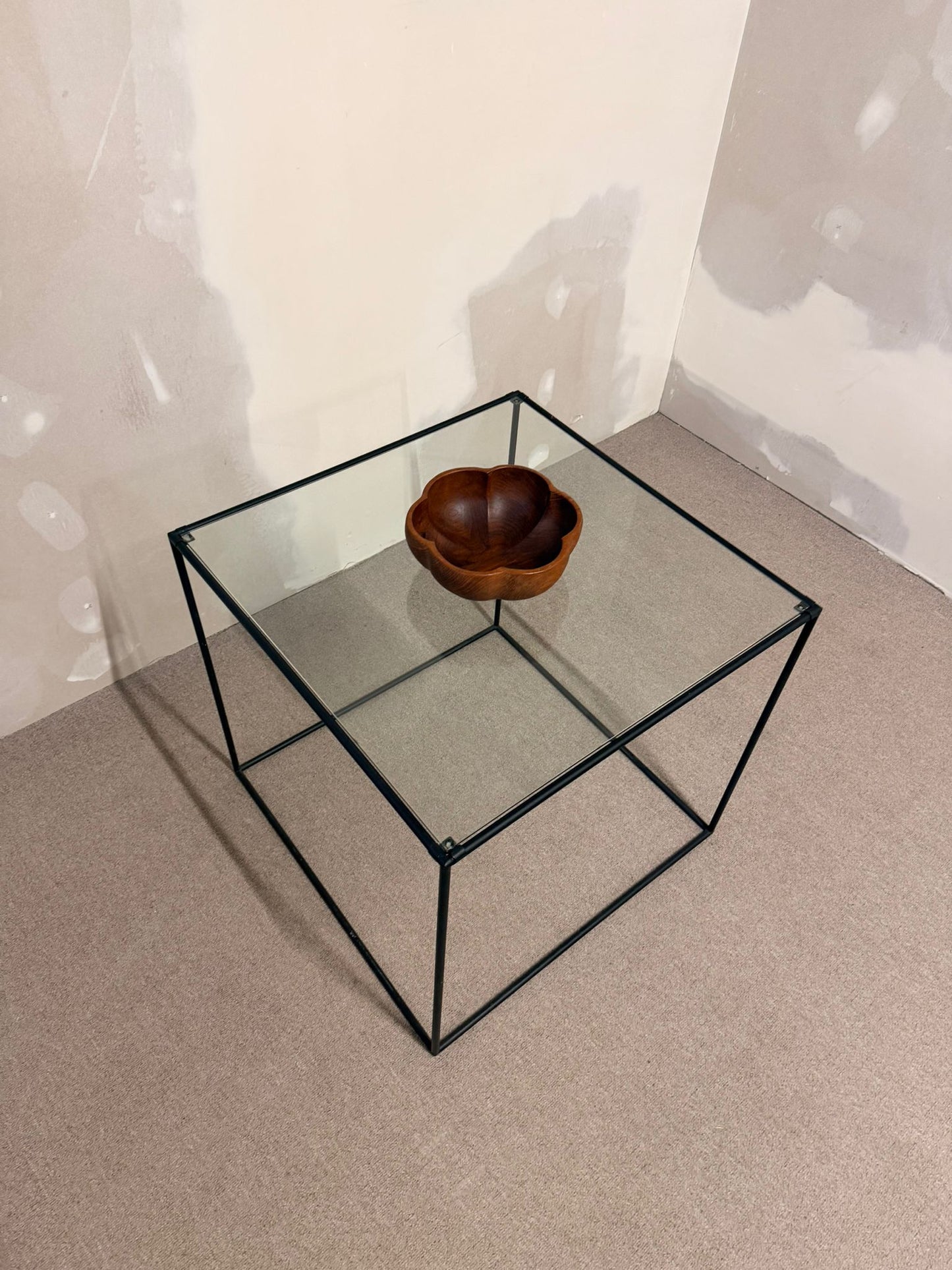 Würfelförmiger Beistelltisch Cube aus schwarzem Metall/ Glas