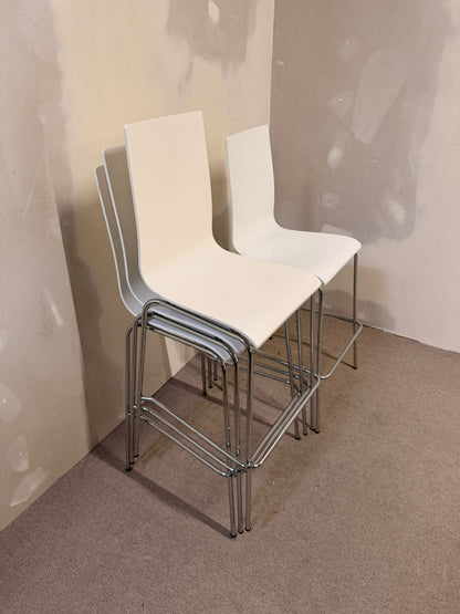 Barhocker, stapelbar, weisse Sitzschale, Metallbeine 4x verf