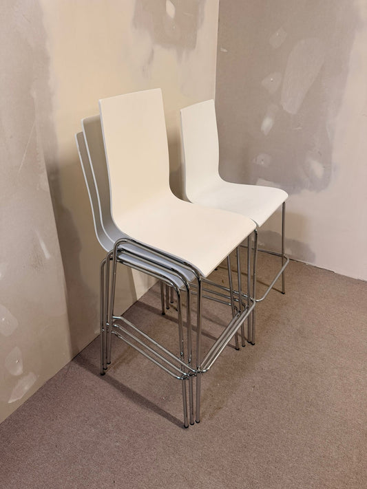 Barhocker, stapelbar, weisse Sitzschale, Metallbeine 4x verf