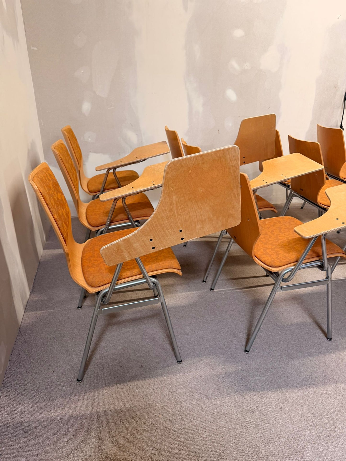 12 vintage Stühle mit Schreibplatte stapelbar Seminarstuhl