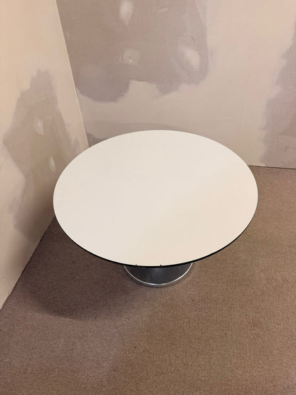Stabiler weisser runder Couchtisch mit Metallsockel