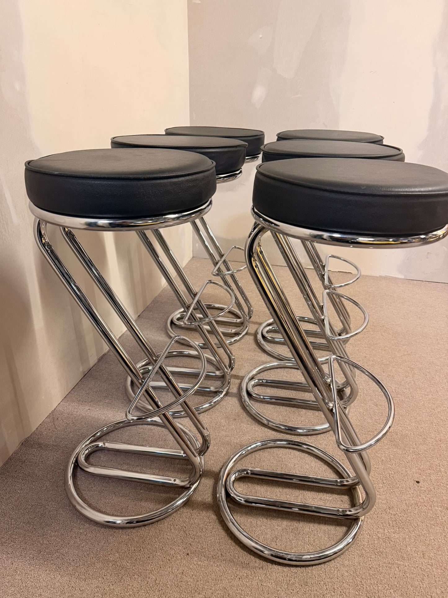6x Barhocker Z-Modell, schwarze Polsterung mit Chromgestell