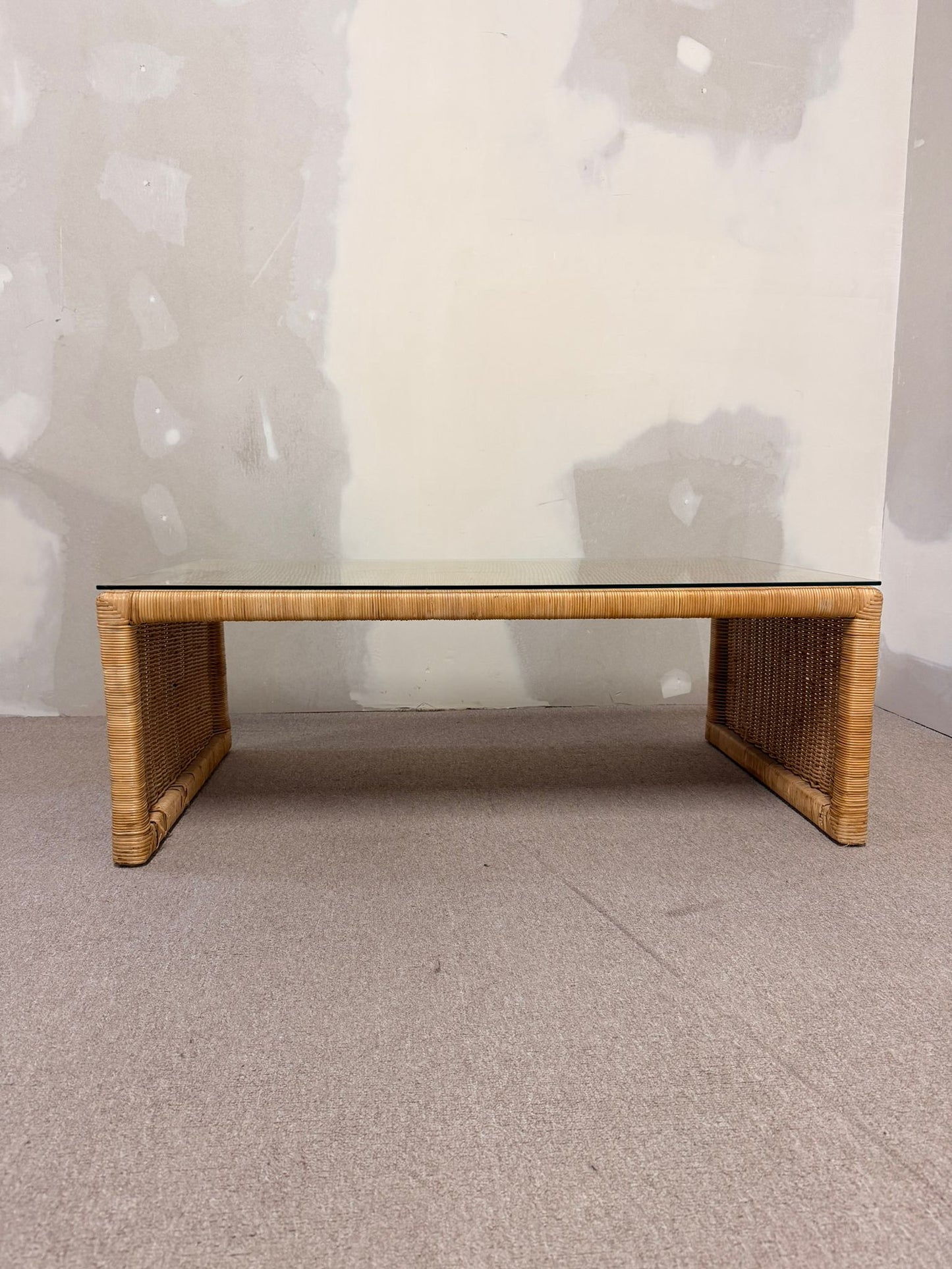 Rattan Couchtisch im Coastal Stil mit Glasplatte