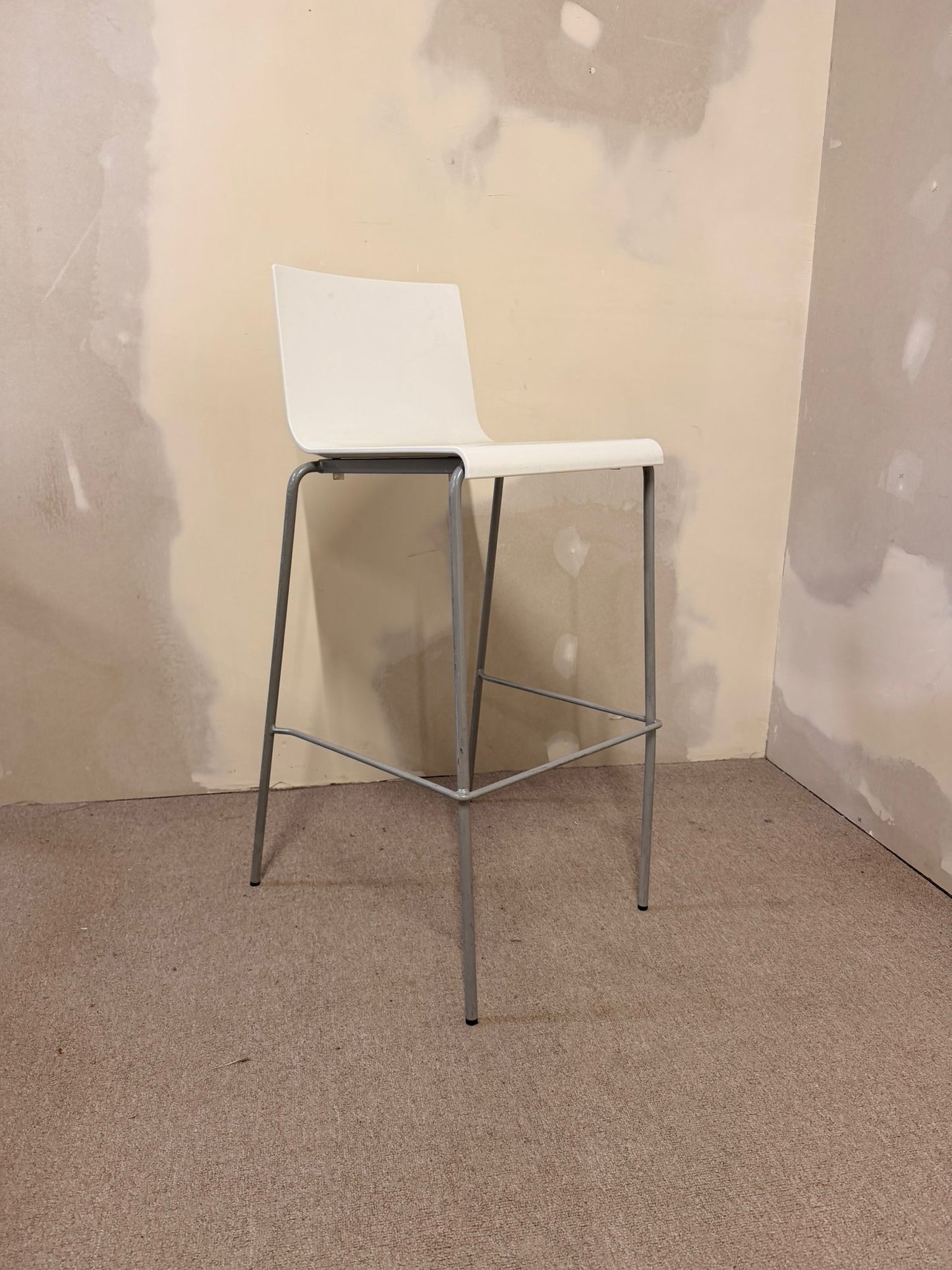 Weisser Barhocker mit Schalensitz und Metallgestell