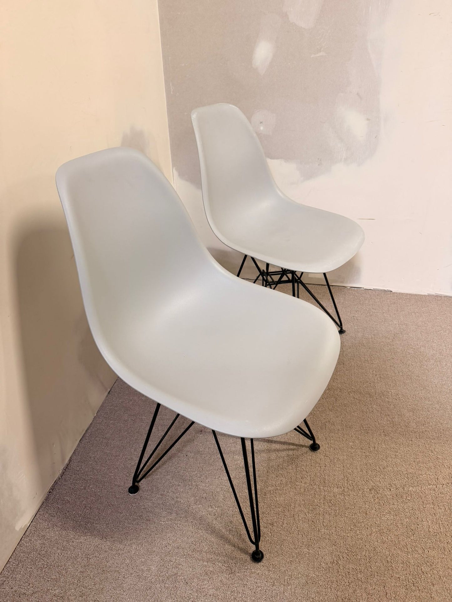 Design Schalenstuhl hellgrau ähnlich wie Vitra Eames