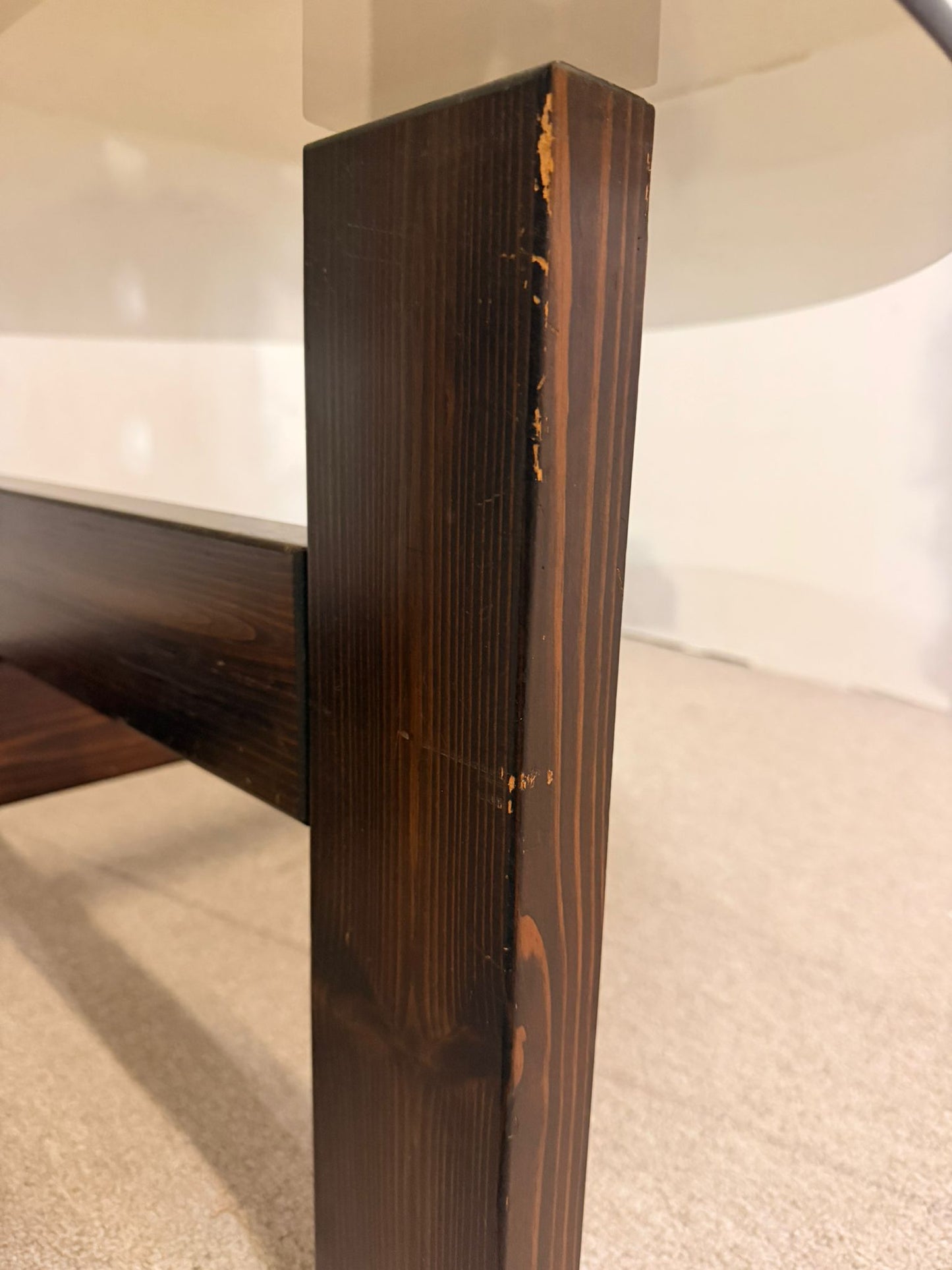 Couchtisch, 1970er Jahre Rauchglas und dunkles Holzgestell