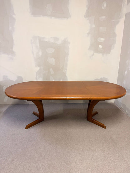 Mid Century Esstisch oval aus Holz ausziebar in 2 Stufen
