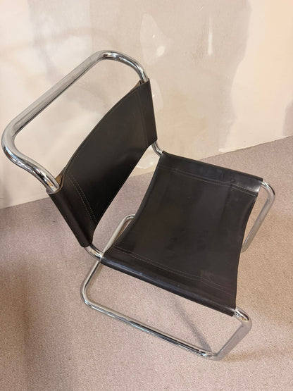Freischwinger aus Leder mit Chromgestell im Bauhaus Stil
