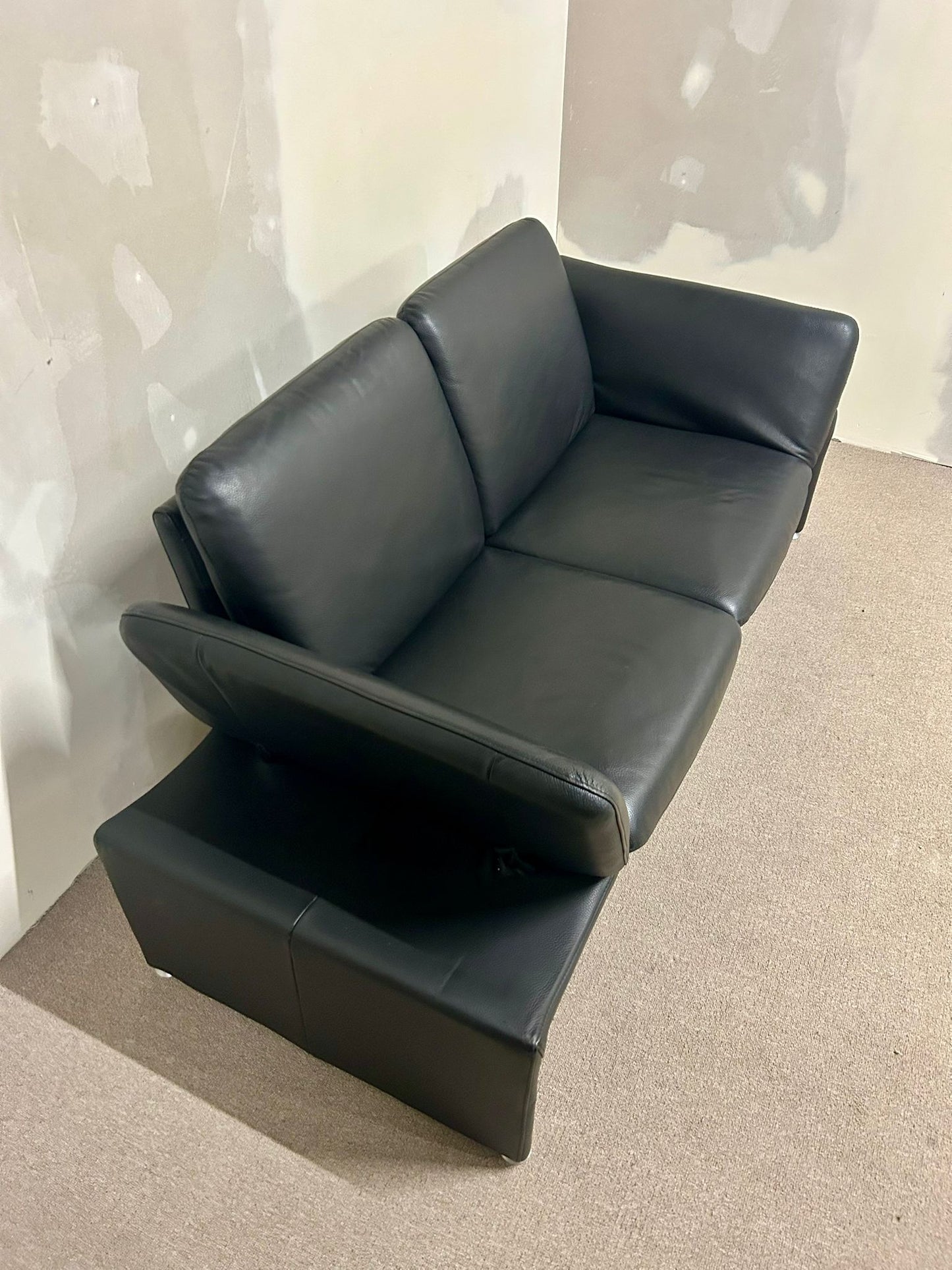 Leu Swiss Sofa schwarz Leder 2-Sitzer verstellbare Armlehnen