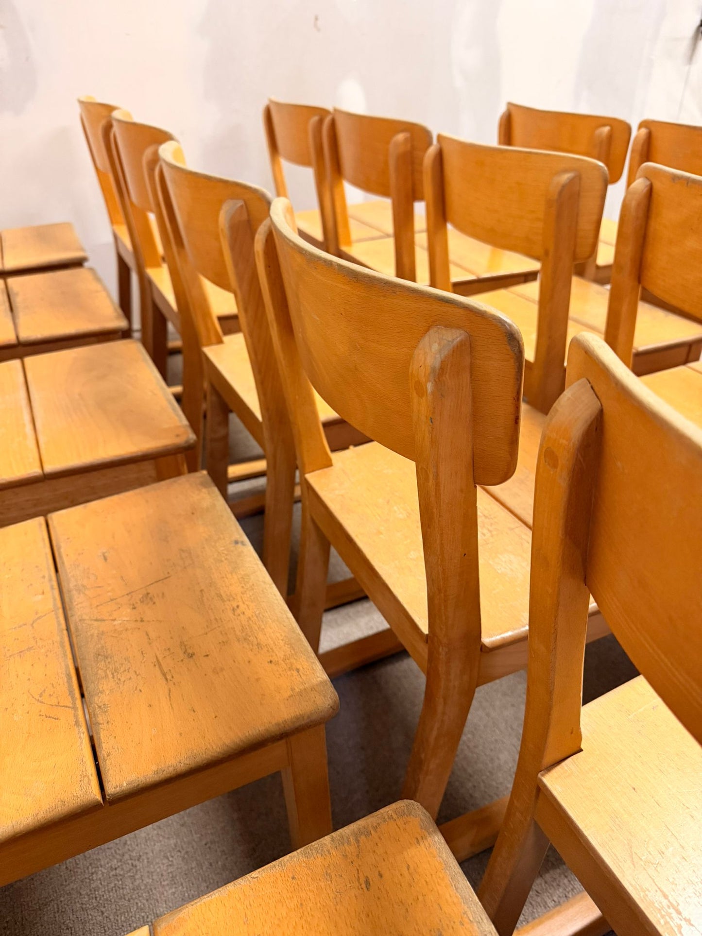 Stabile Kinderstühle aus Holz, ideal für Kindergarten/Krippe