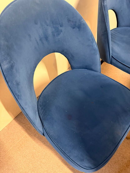 Moderne gepolsterte Esszimmerstühle mit blauem Samtstoff