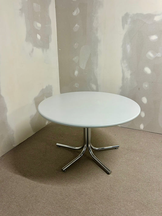 Runder Tisch mit Chrom-Füsse und grau-weisser Platte