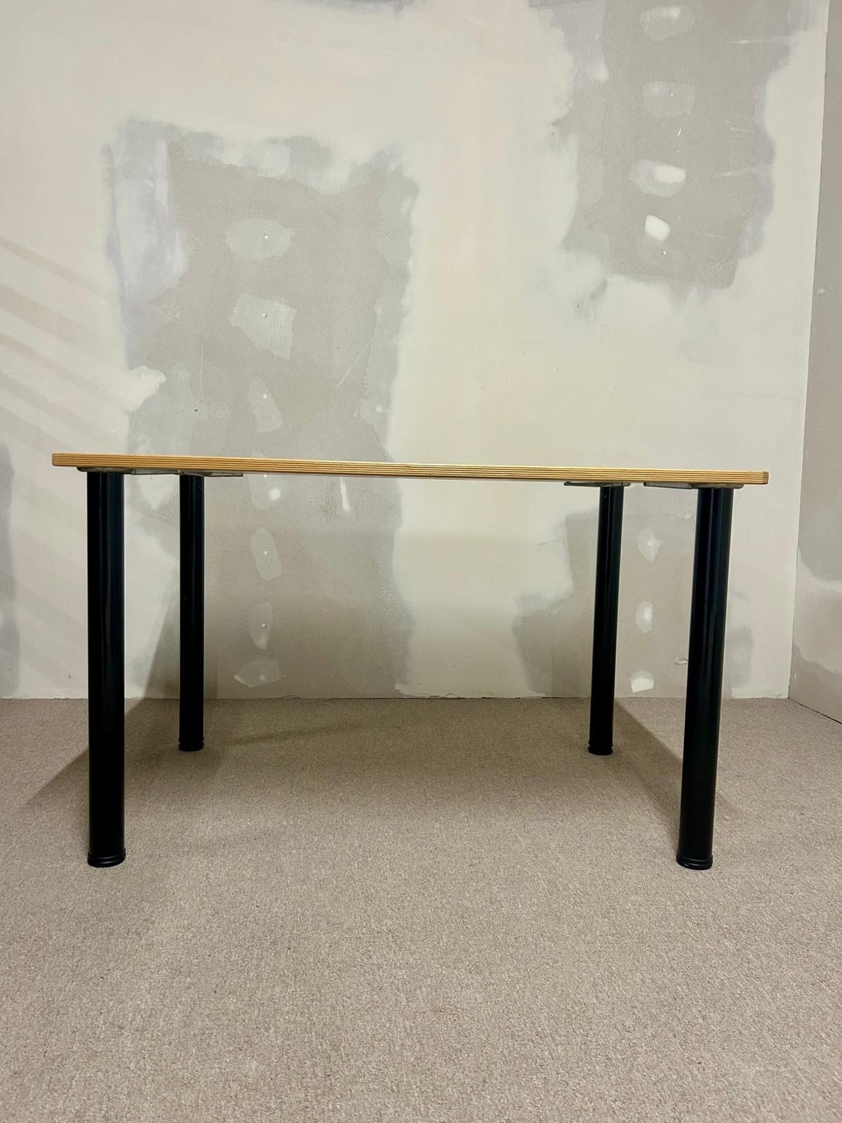 Tisch, Küchentisch mit weisser Tischplatte, schwarze Beine