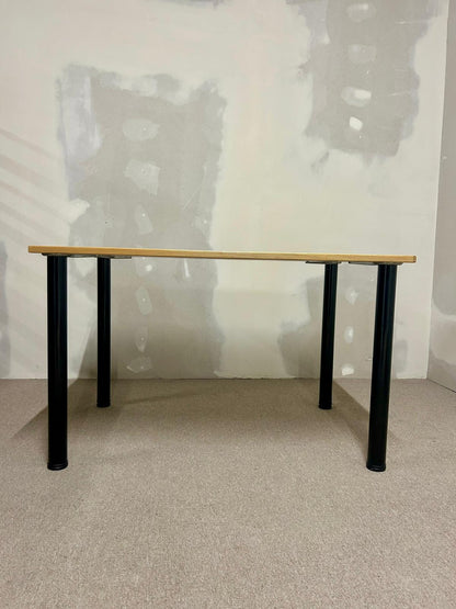 Tisch, Küchentisch mit weisser Tischplatte, schwarze Beine
