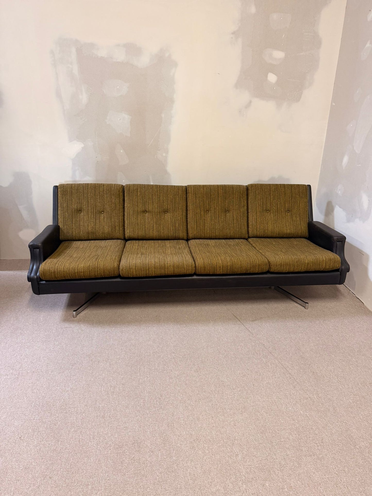 Edles vintage 4-sitzer Sofa mit Metallfüssen, Leder 70`s
