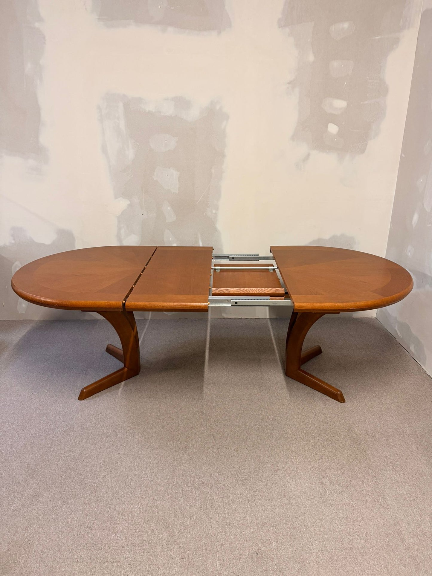 Mid Century Esstisch oval aus Holz ausziebar in 2 Stufen