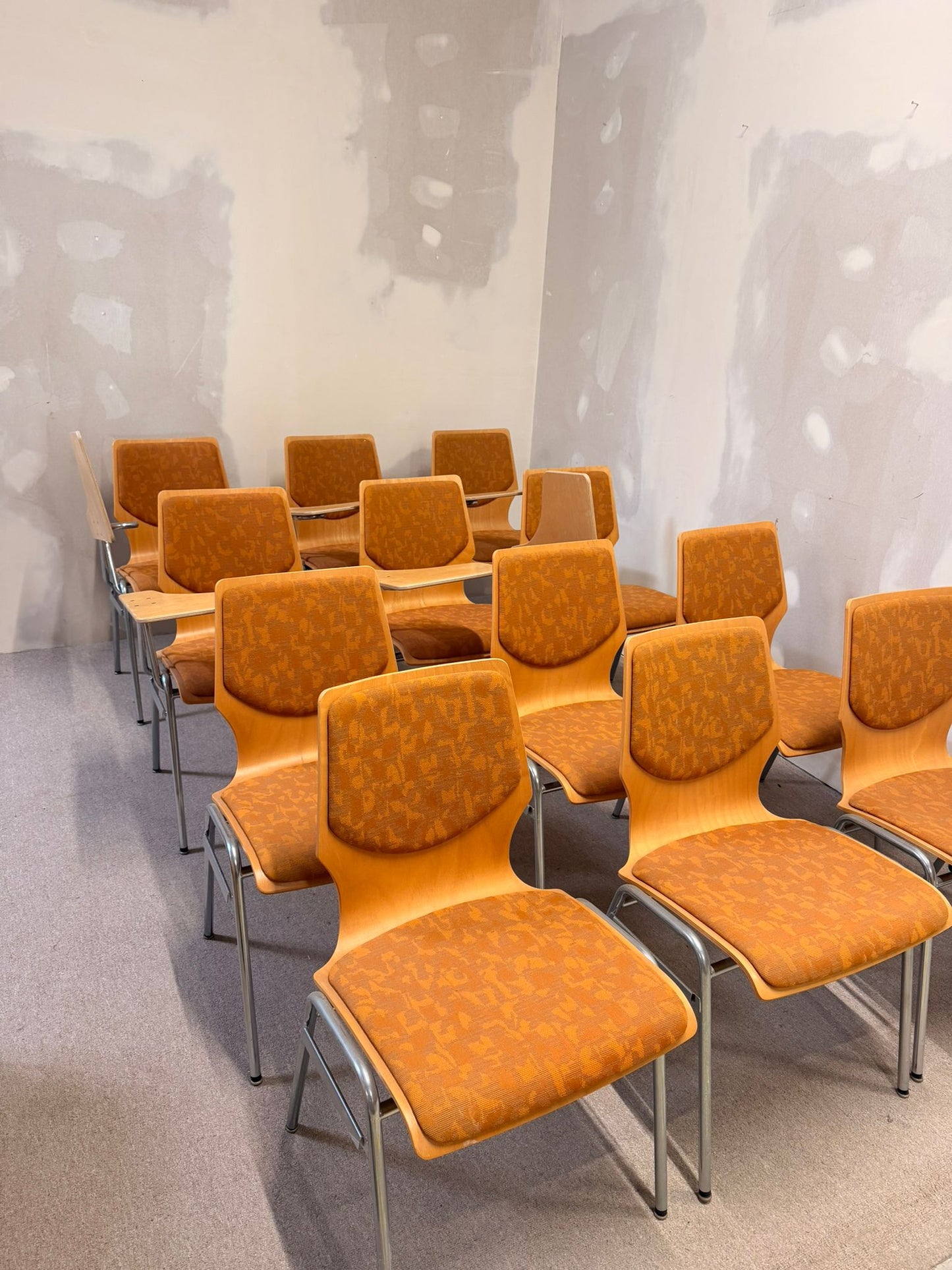 12 vintage Stühle mit Schreibplatte stapelbar Seminarstuhl