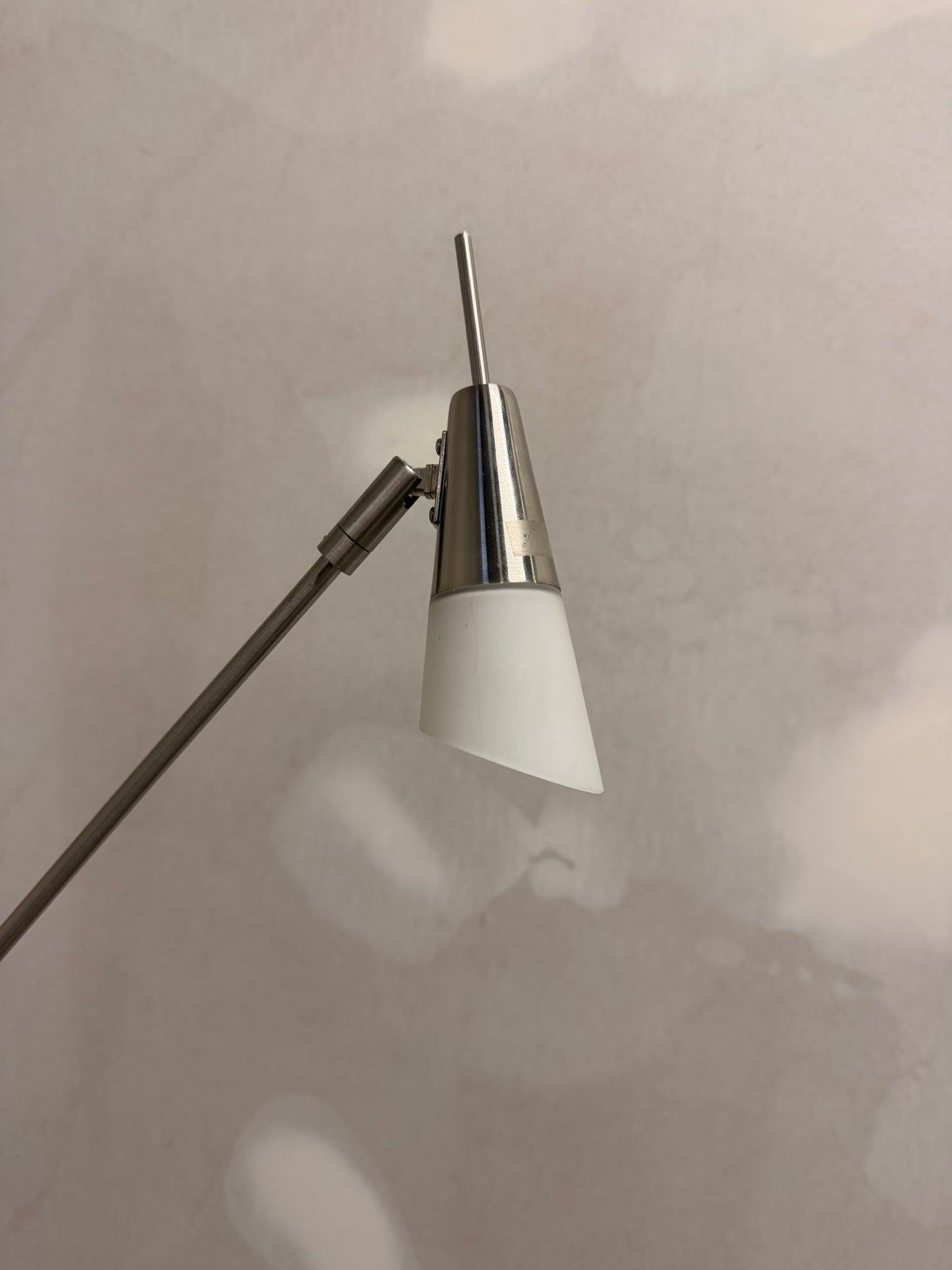 Filigrane Stehlampe Leseleuchte mit Schwenkarm, Edelstahl