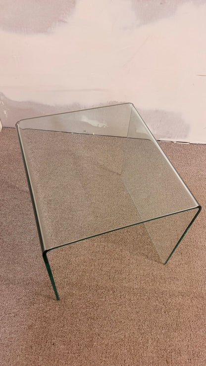 Eleganter Beistelltisch aus hochwertigem, gebogenem Sicherheitsglas