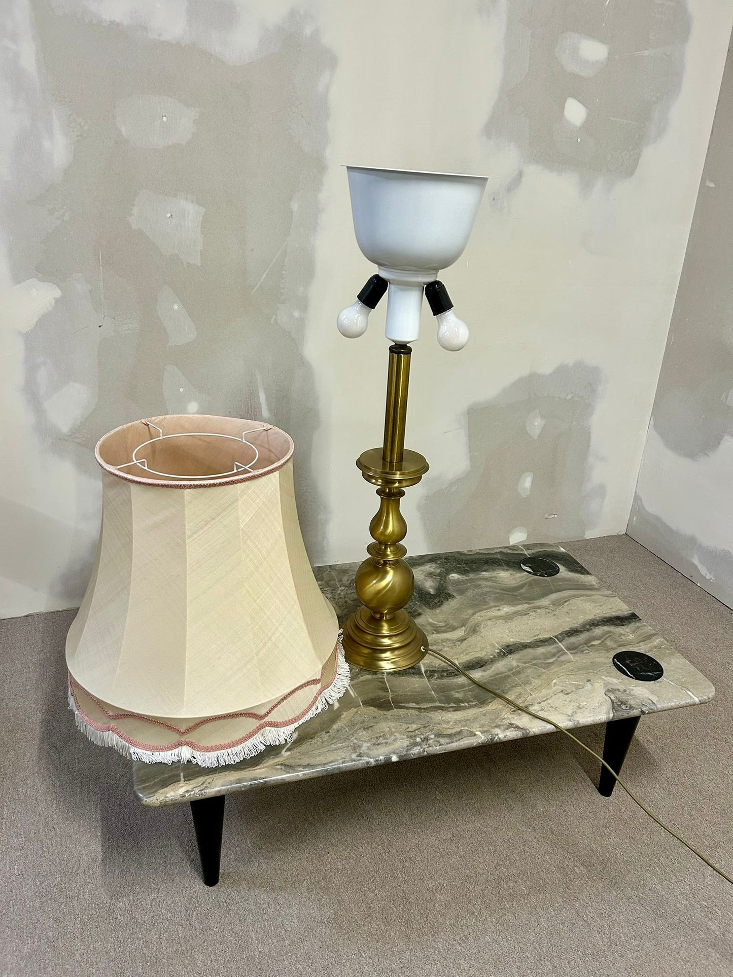Vintage Tischlampe mit goldfarbenen Sockel und Stoffschirm