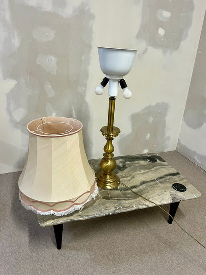 Vintage Tischlampe mit goldfarbenen Sockel und Stoffschirm