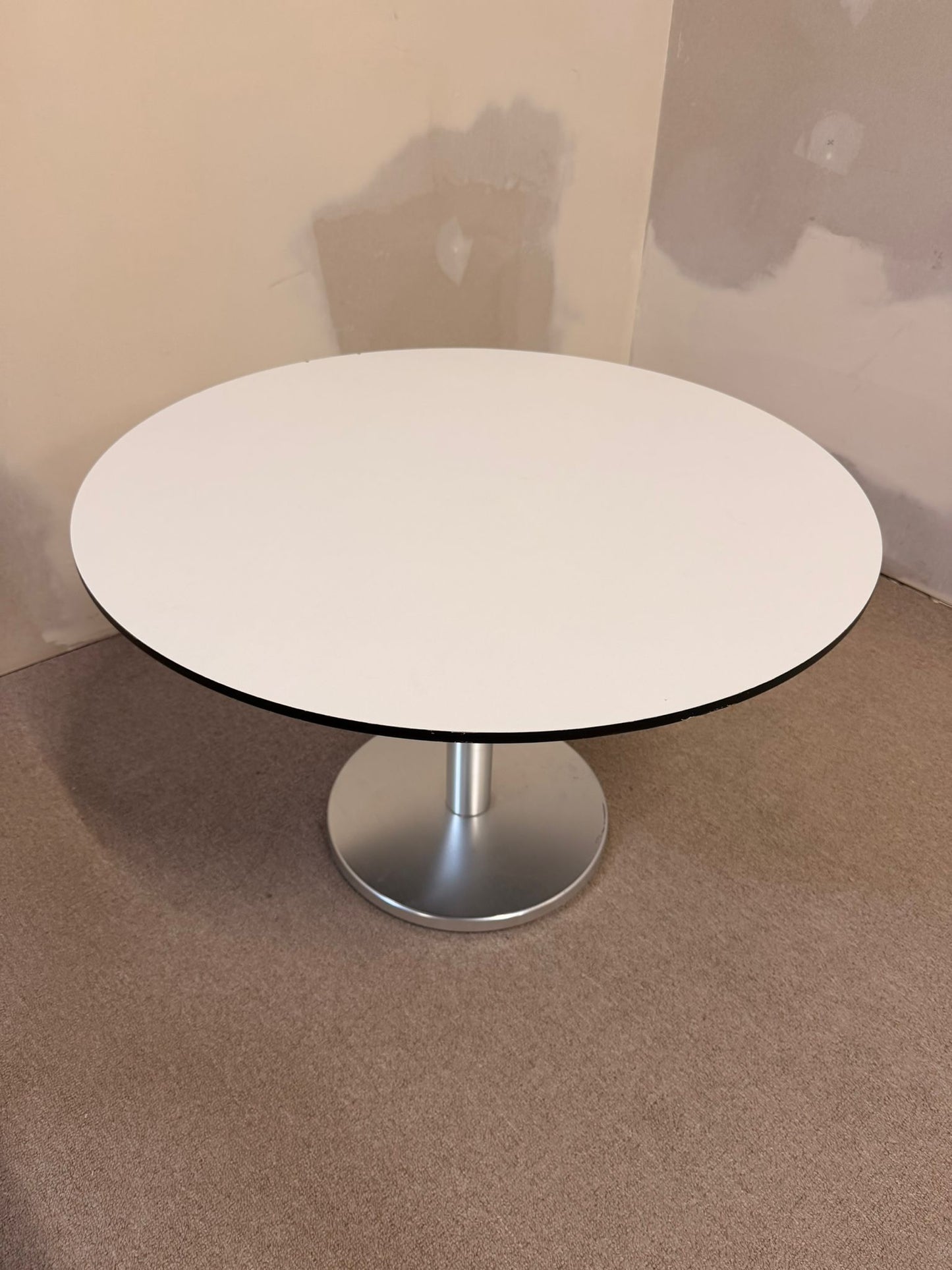 Stabiler weisser runder Couchtisch mit Metallsockel