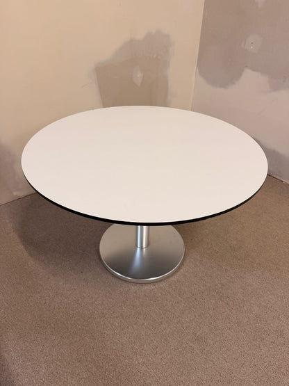 Stabiler weisser runder Couchtisch mit Metallsockel