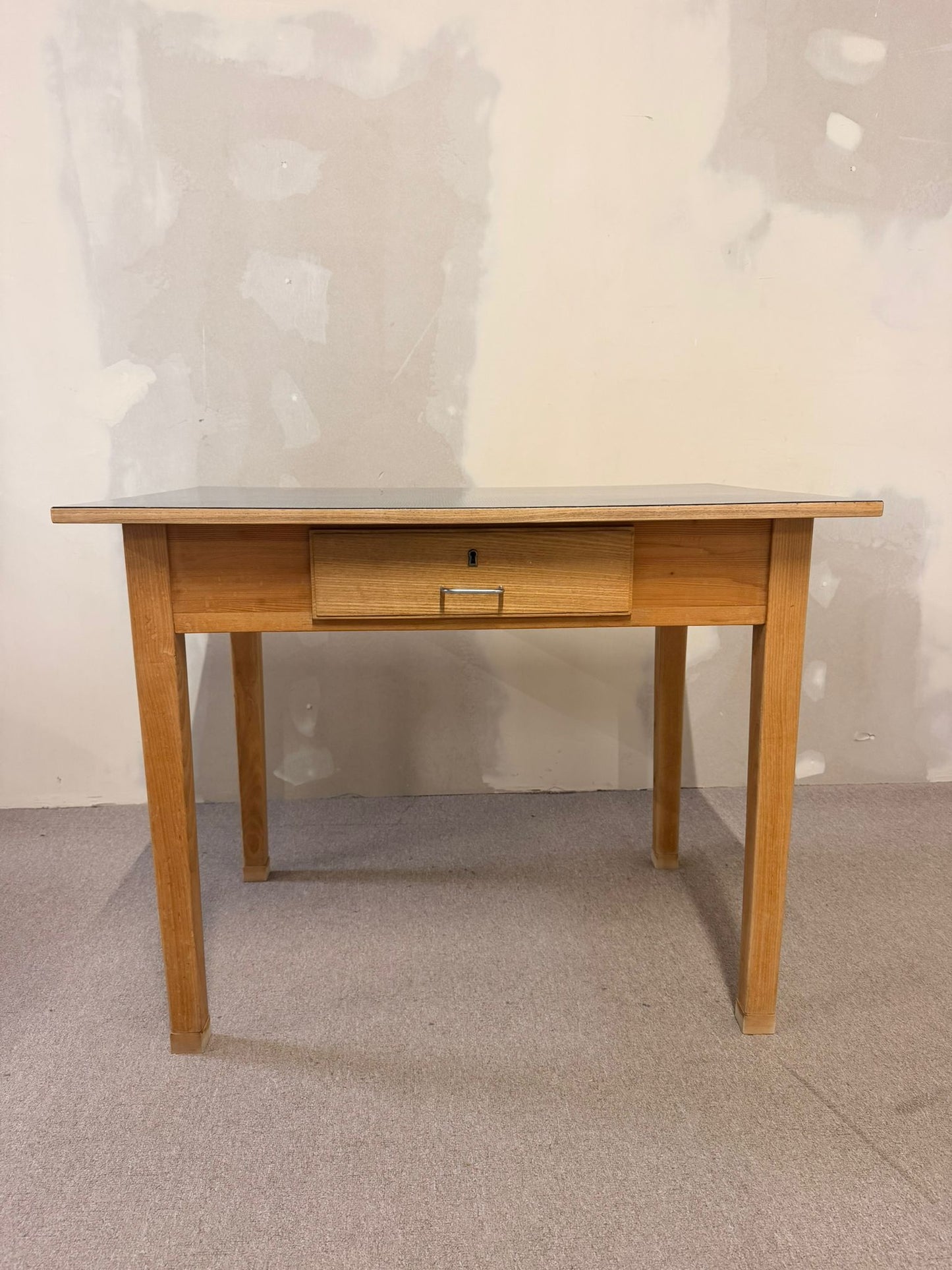 Robuster Vintage Tisch mit Schublade und Resopalplatte
