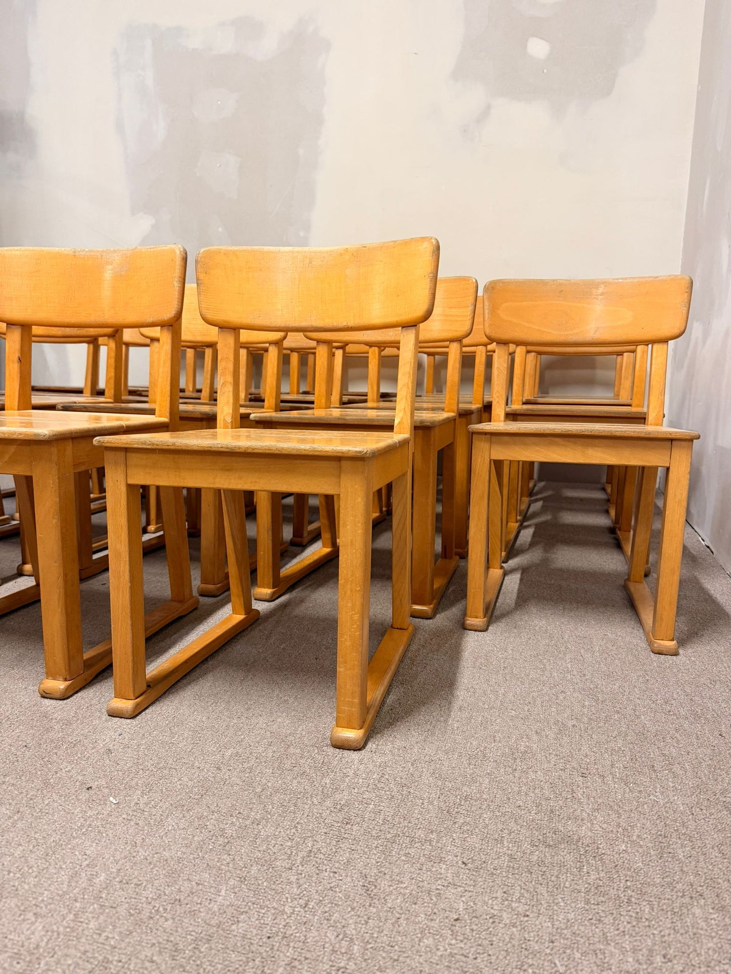 Stabile Kinderstühle aus Holz, ideal für Kindergarten/Krippe