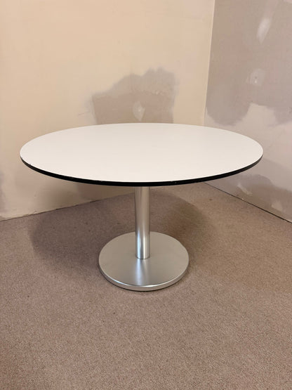 Stabiler weisser runder Couchtisch mit Metallsockel