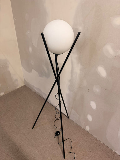 Stylische dreibein Stehlampe mit Glaskugel und Metallständer