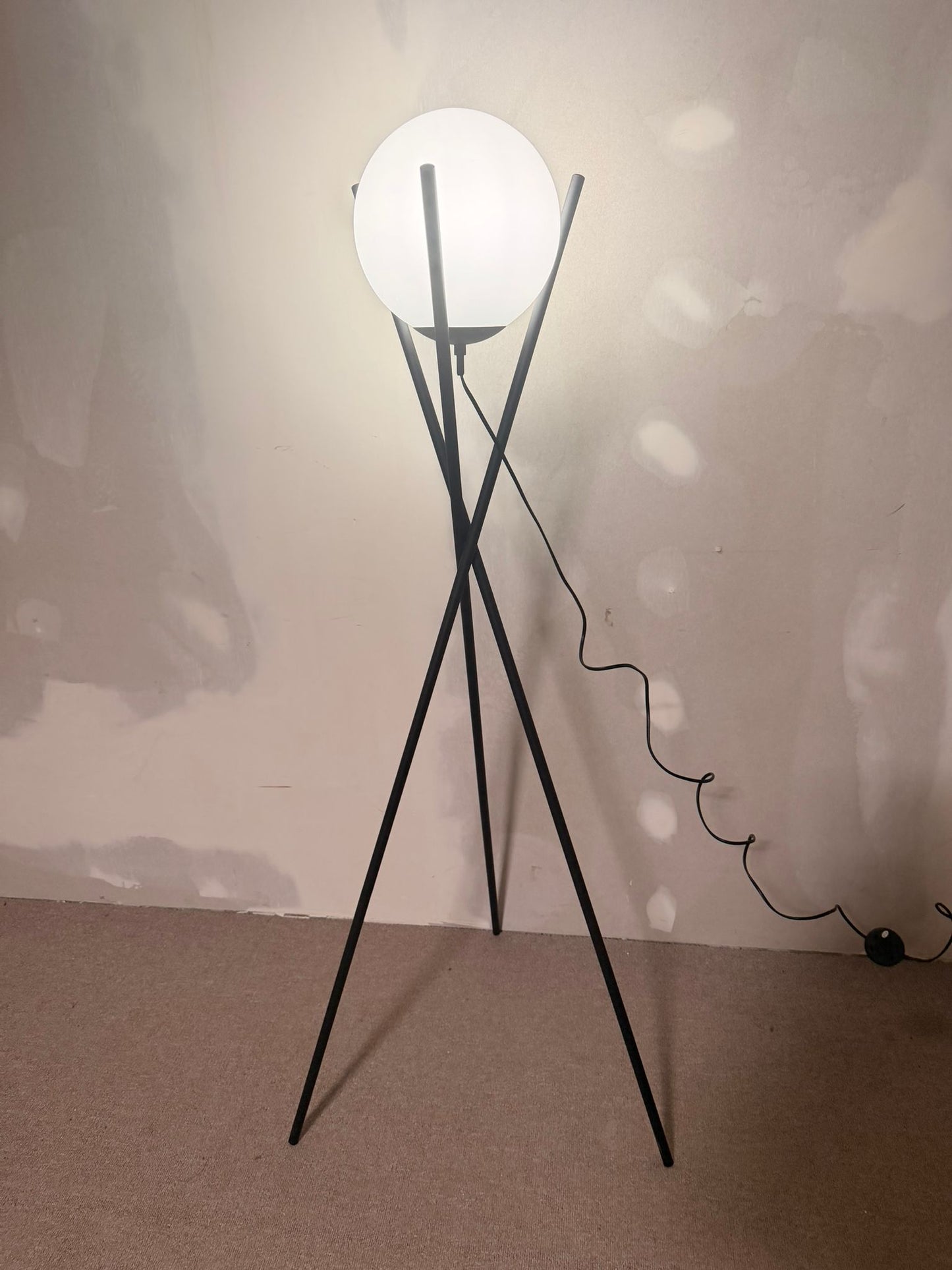 Stylische dreibein Stehlampe mit Glaskugel und Metallständer