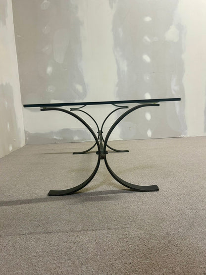 Eleganter Glastisch mit Gusseisen Fussgestell