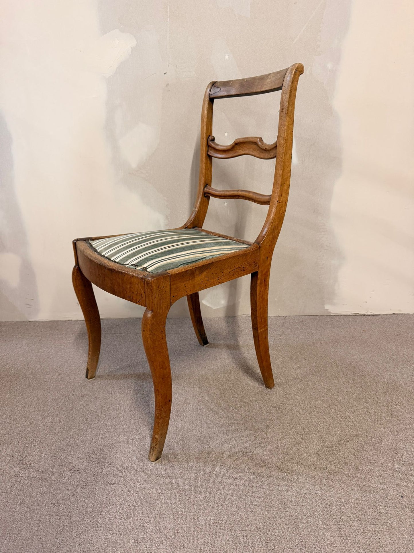 Antiker Biedermeier Landhaus Stuhl mit Polstersitz