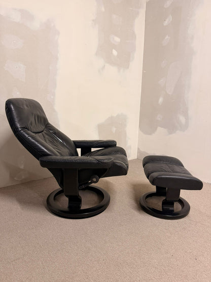 Stressless Consul Relaxsessel mit Hocker aus Leder, schwarz