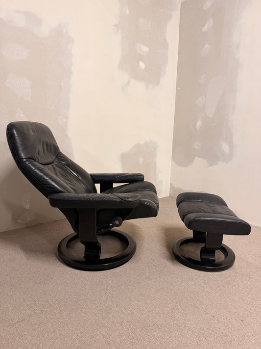 Stressless Consul Relaxsessel mit Hocker aus Leder, schwarz