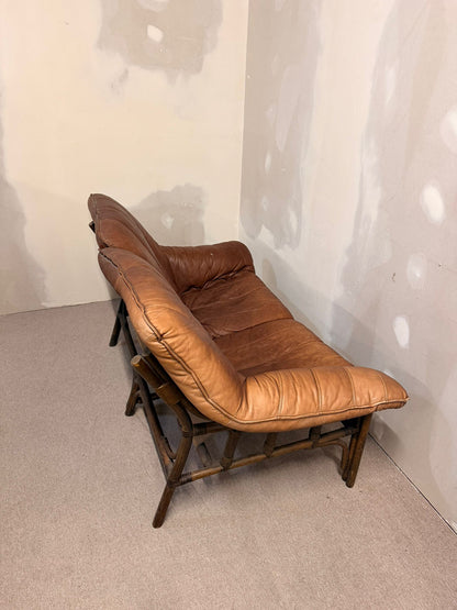 Vintage 2-sitzer Ledersofa mit Bambusgestell aus den 60er