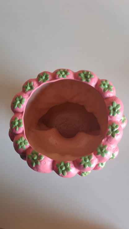 Terrakotta Blumentopf Büstenform mit Erdbeerdekor in Rosa