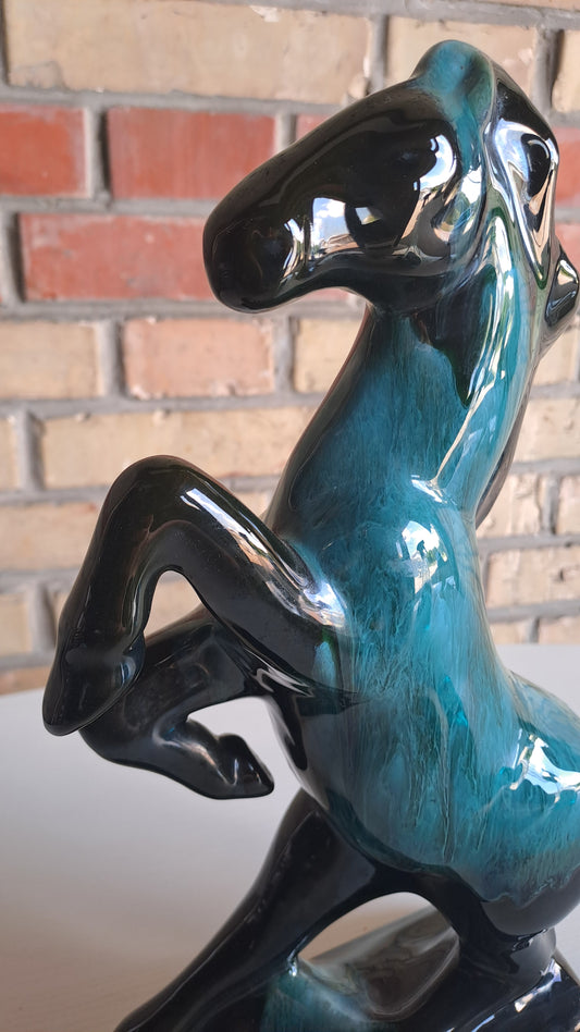 Vintage Blue Mountain Keramik Deko Pferd aus den 70er Jahren