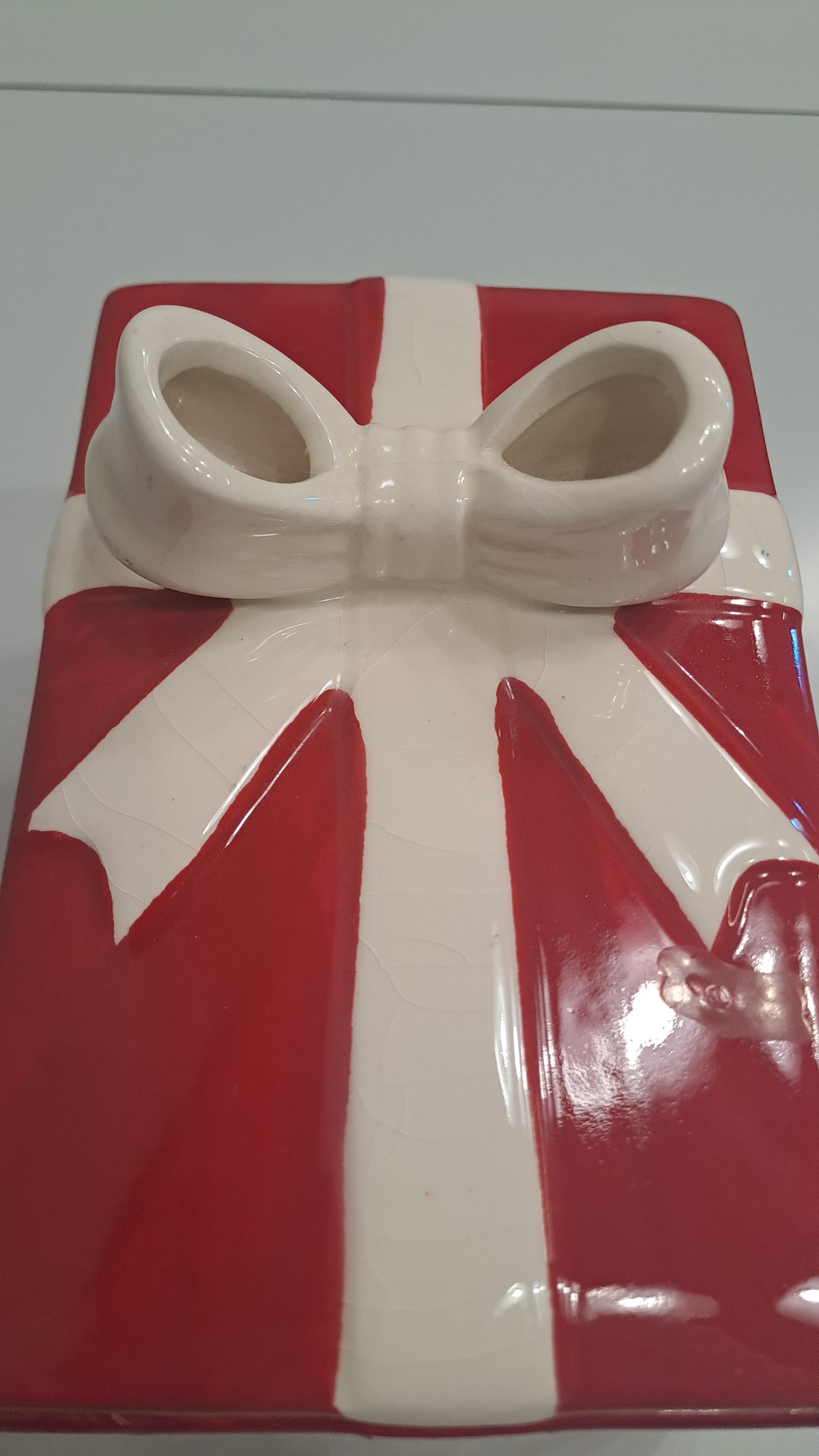 Vintage Keramik-Dose in Geschenkschachtel-Optik in rot weiss