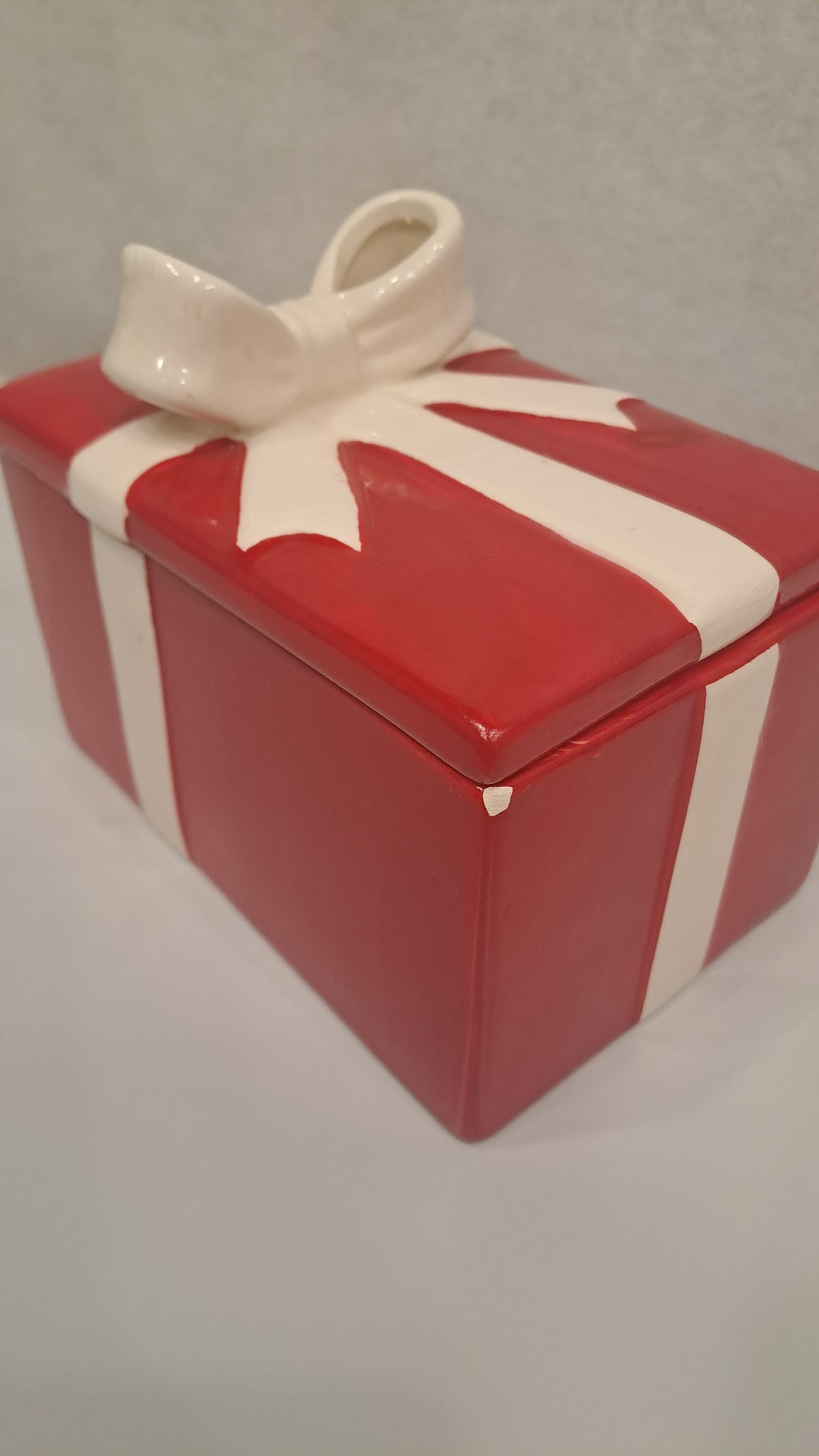 Vintage Keramik-Dose in Geschenkschachtel-Optik in rot weiss