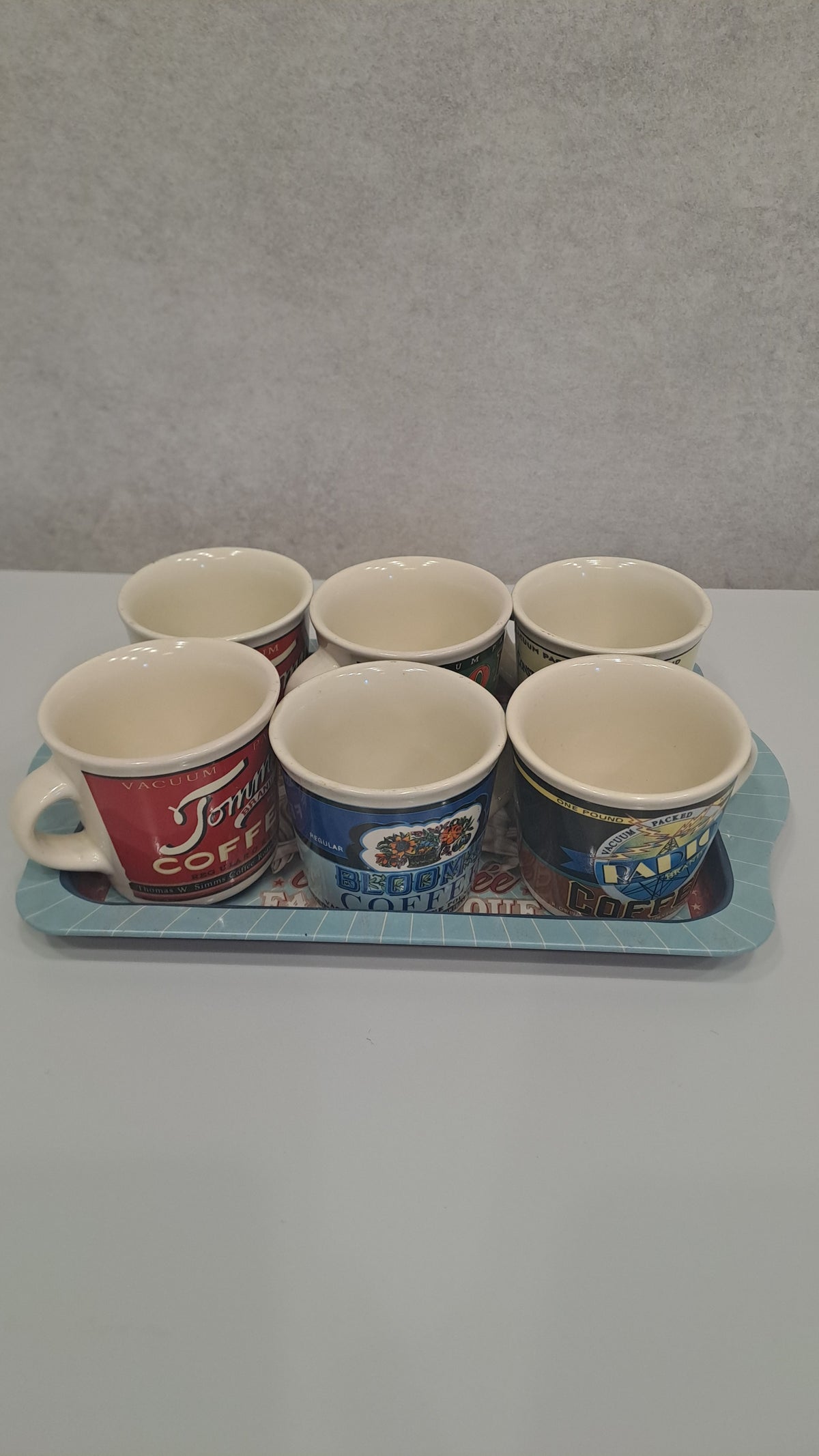 Natives Vintage-Stil Kaffee-Set: 6 Tassen und Metall-Tablett