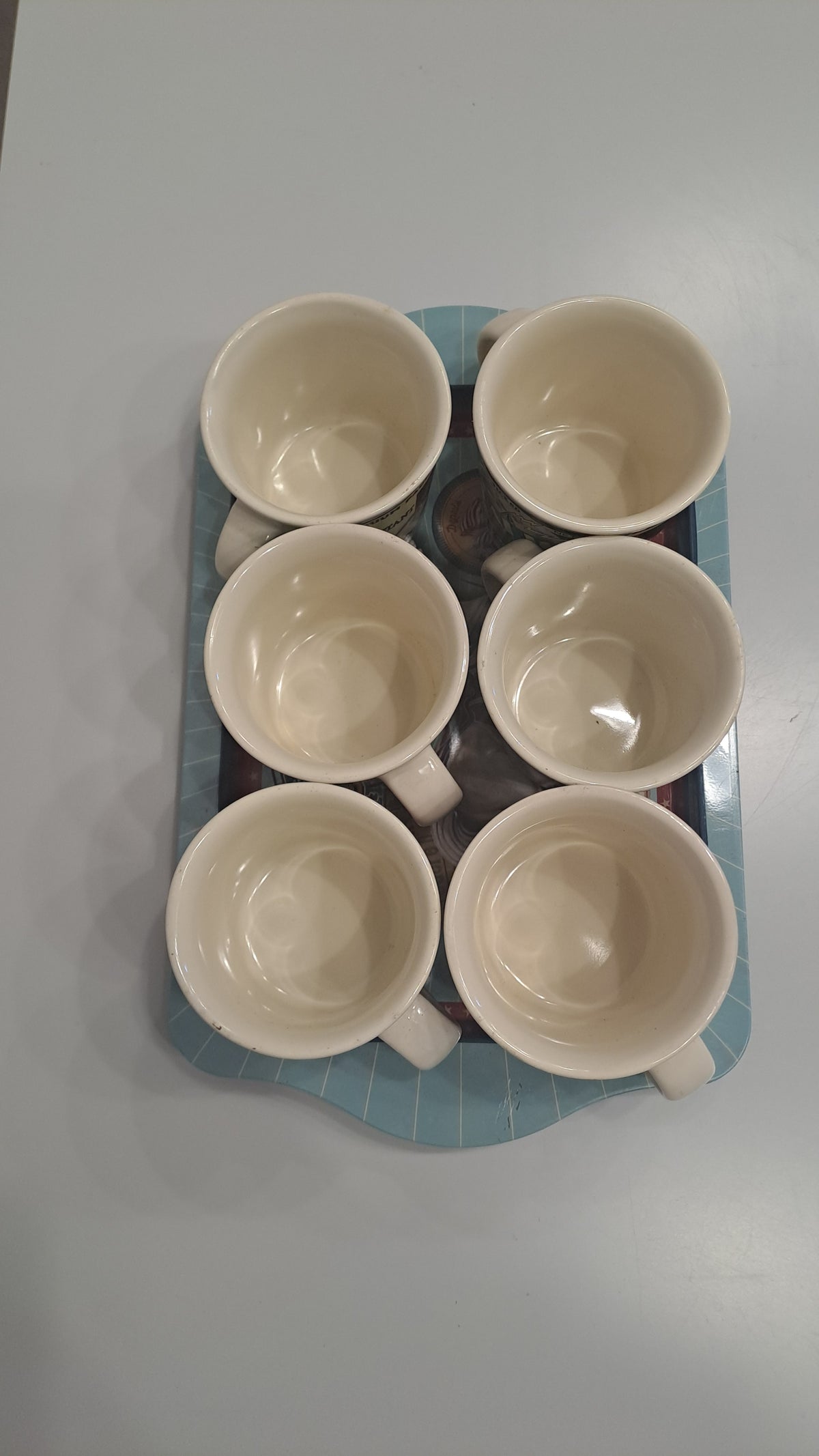 Natives Vintage-Stil Kaffee-Set: 6 Tassen und Metall-Tablett