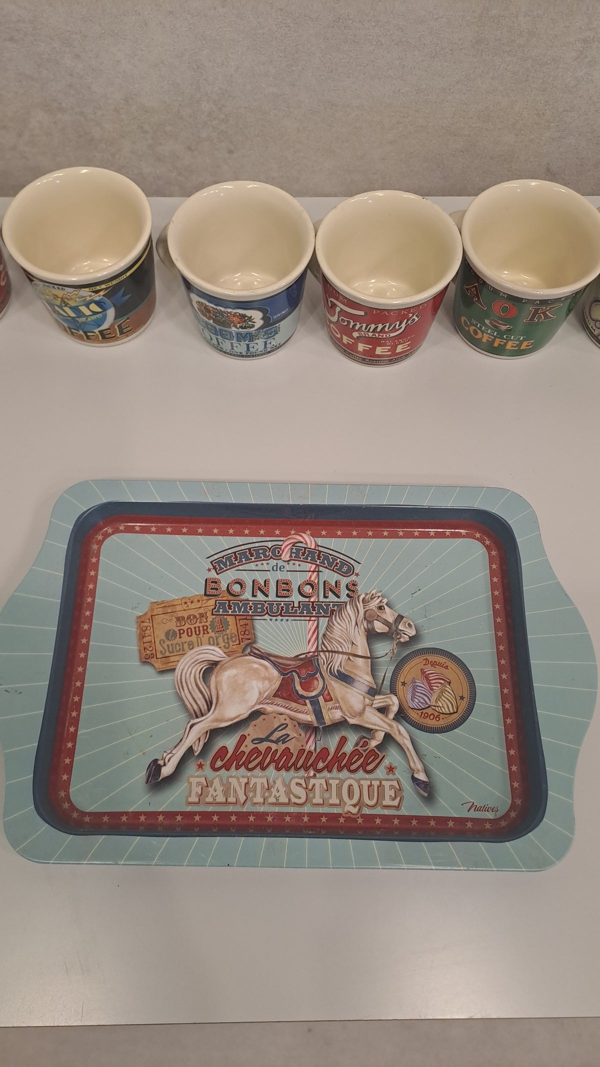 Natives Vintage-Stil Kaffee-Set: 6 Tassen und Metall-Tablett