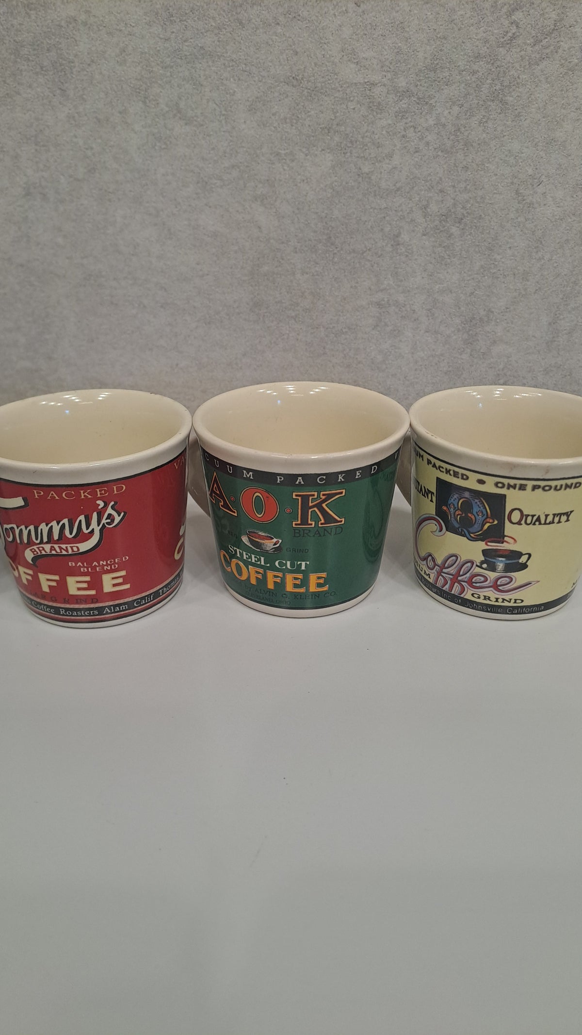 Natives Vintage-Stil Kaffee-Set: 6 Tassen und Metall-Tablett