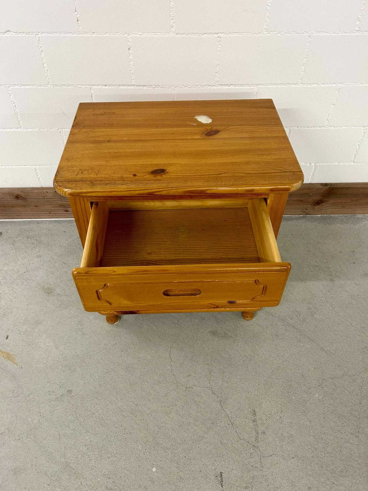 Nachttisch/Beistelltisch aus massivem Holz Top!
