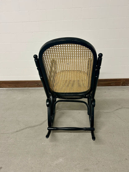 Schaukelstuhl, schwarz, Wiener Geflecht, im Thonet Stil