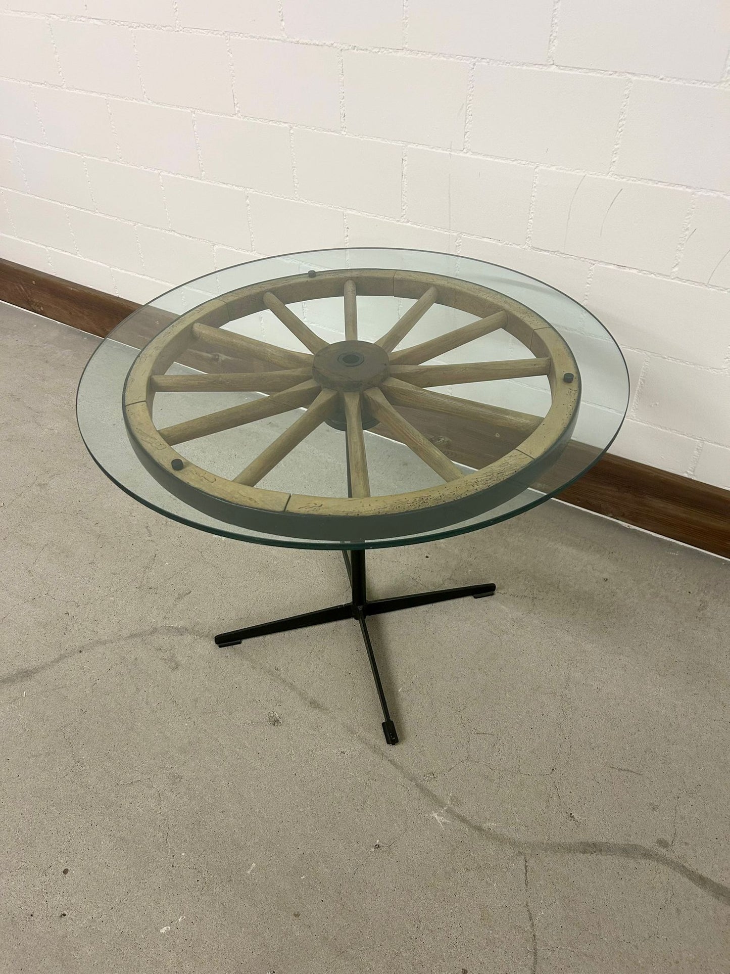 Vintage Retro Tisch mit Wagenrad Glasplatte Beistelltisch