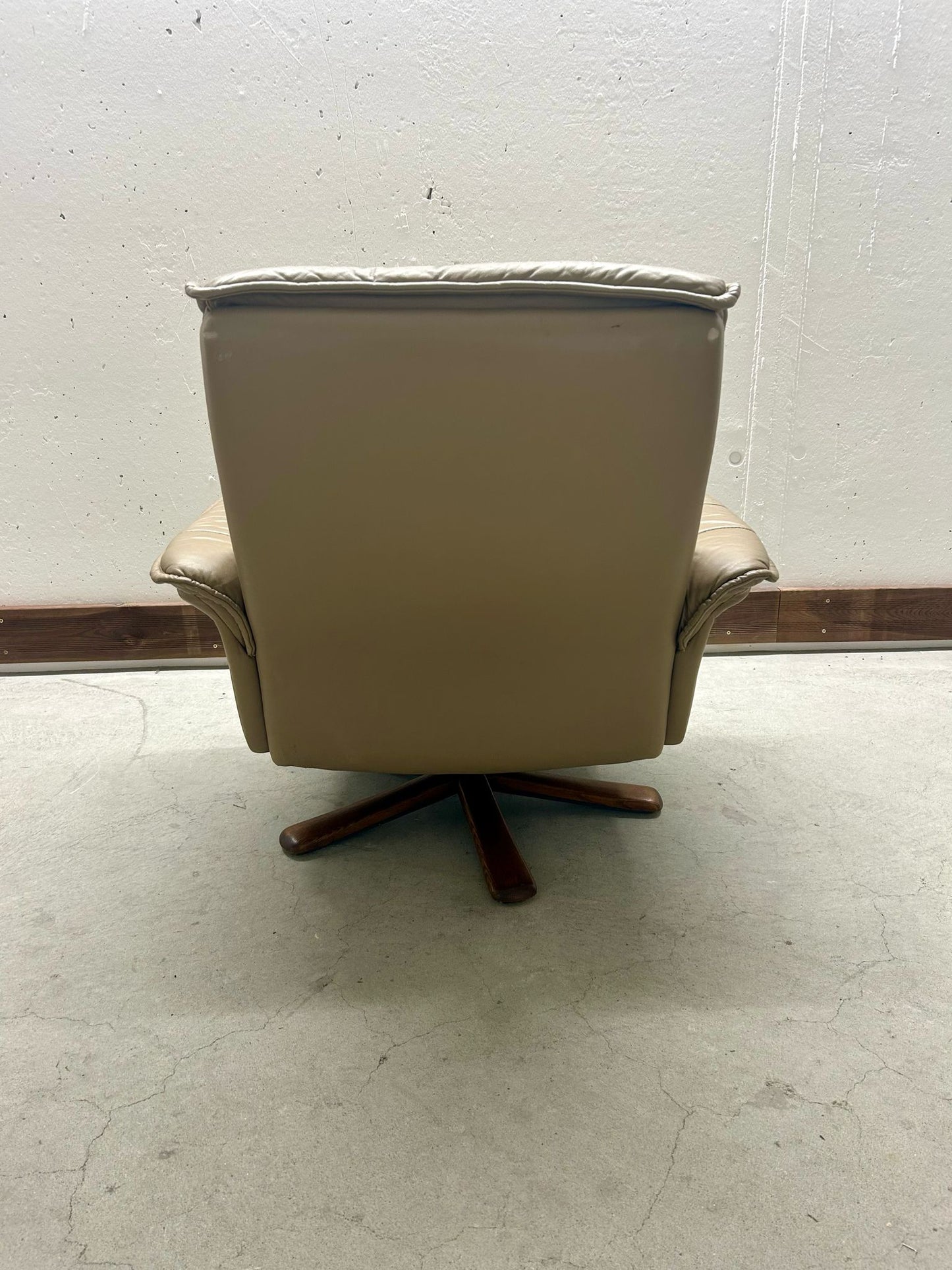 Mid-Century Leder Drehsessel, Möbelindustrie SEM