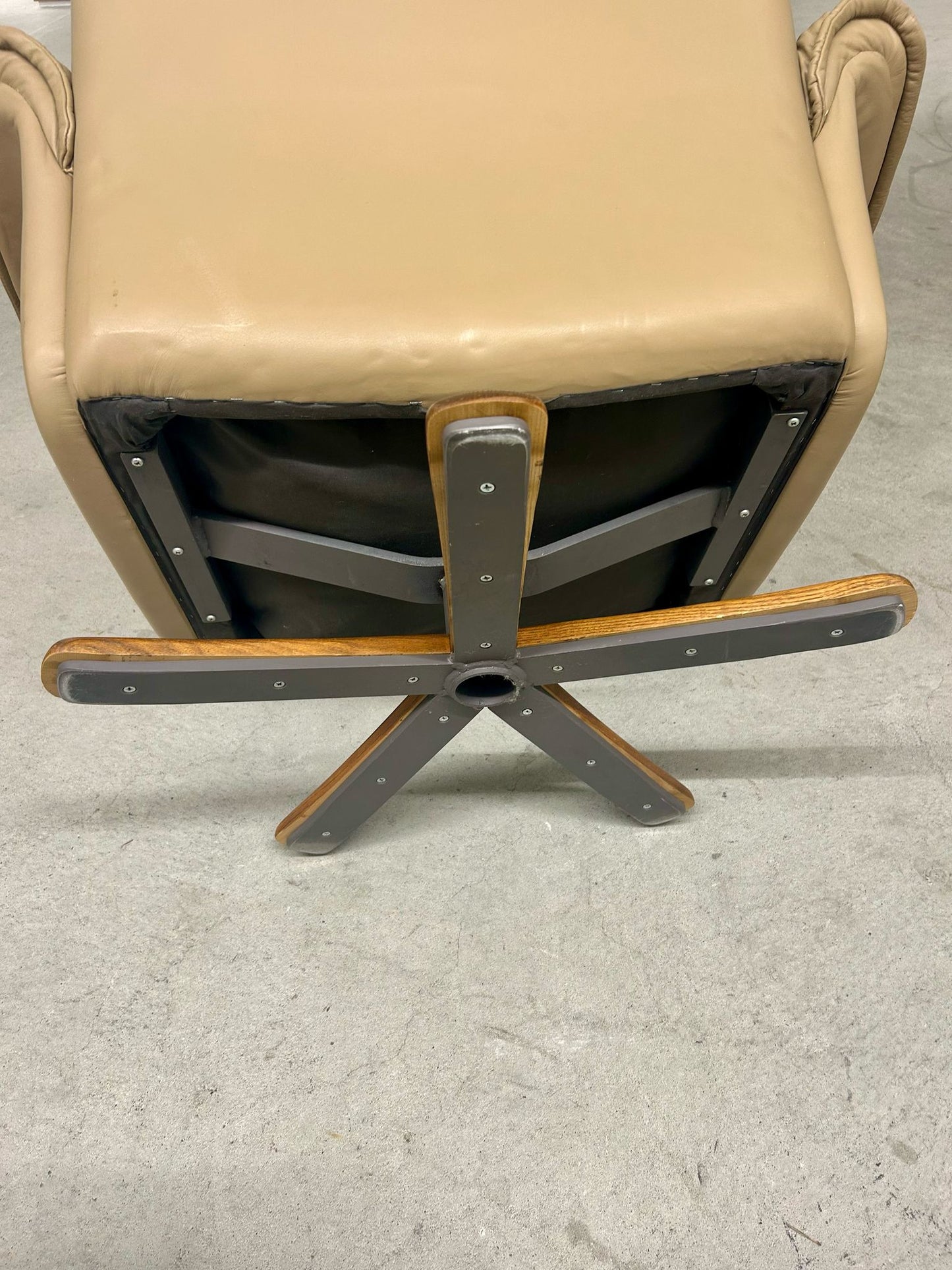 Mid-Century Leder Drehsessel, Möbelindustrie SEM